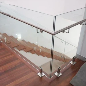 Barana escala d'acer amb vidre